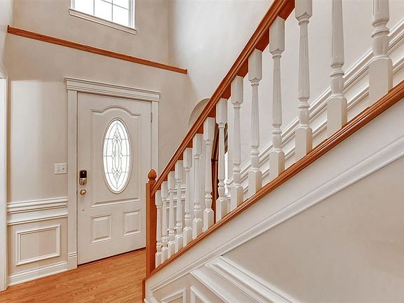 2nd image of 60 Glengary Ct