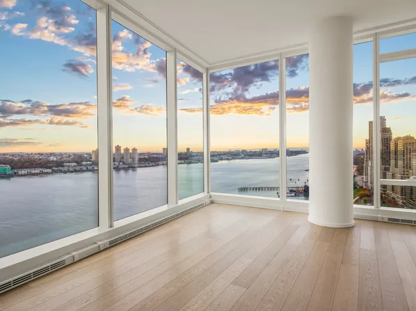 30 Riverside Boulevard image 2 of 18