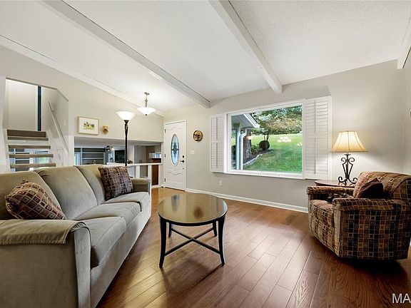 3rd image of 12 Hickory Hill Dr