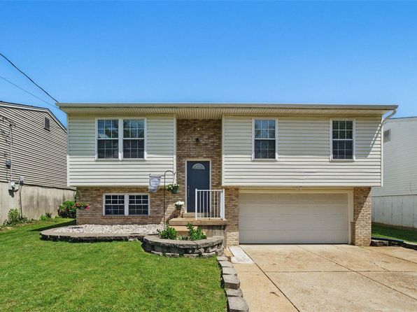 241 Green Jade Estates Dr, Fenton, MO 63026