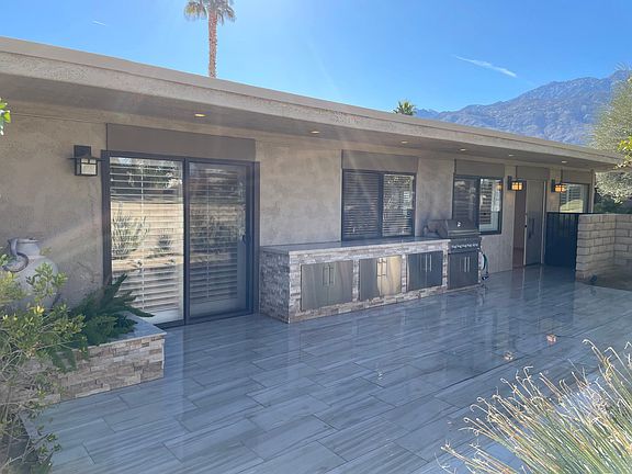 Front patio w/ built-in propane BBQ