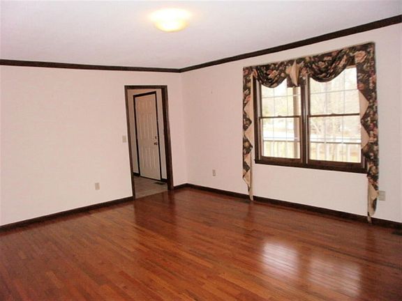 5th image of 587 Holly Hills Dr