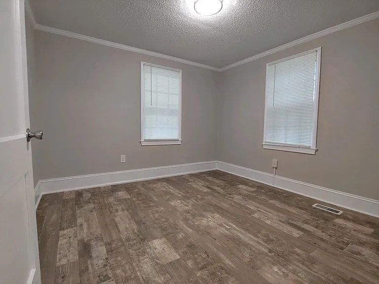 1110 Henderson Ave — Photo 8