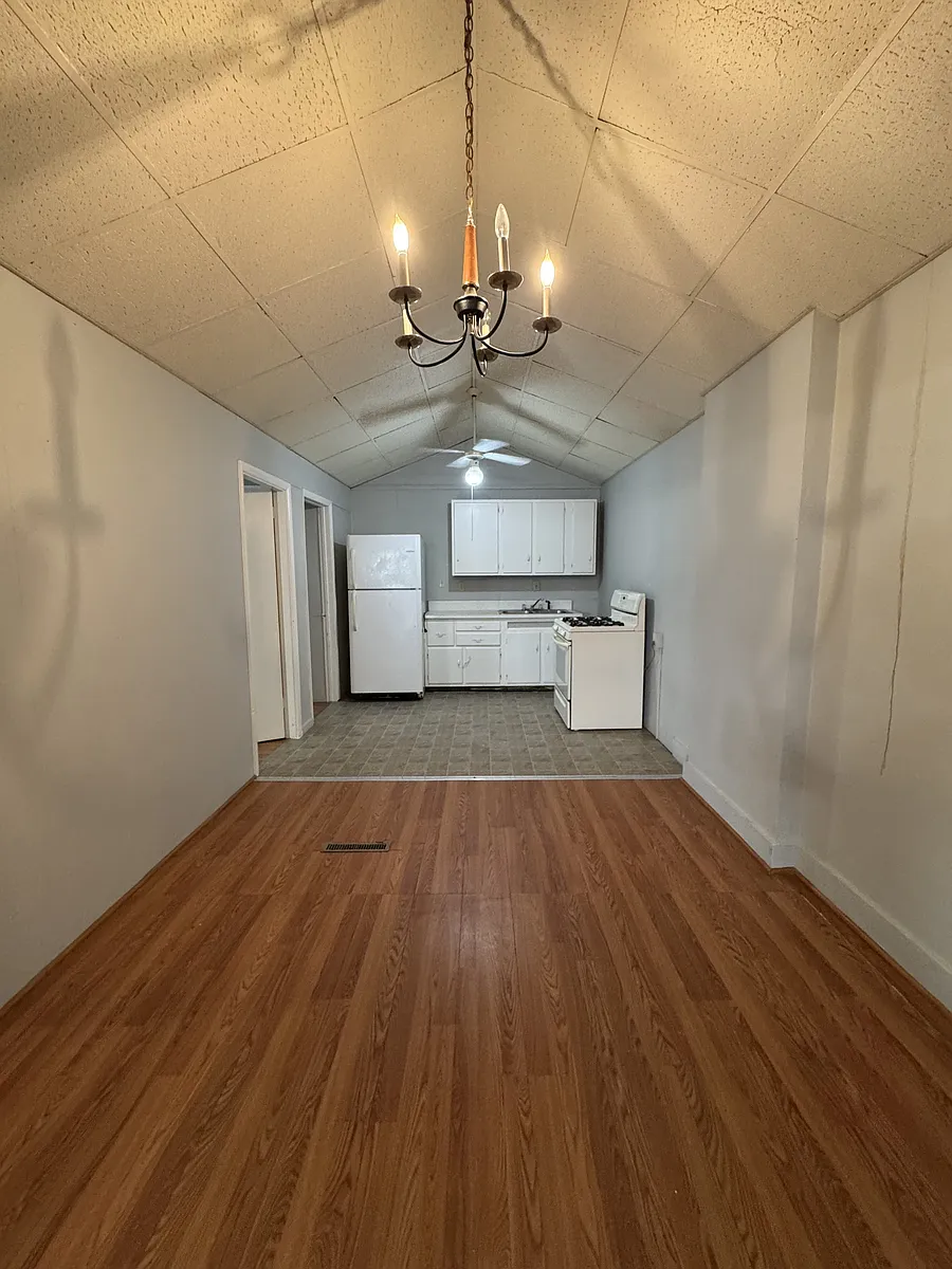 Building Photo - 104 E Pike St #B