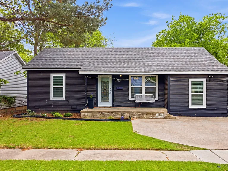 2712 Frazier Ave — Photo 1