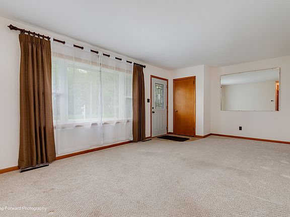 2nd image of 1402 Oakwood Ct
