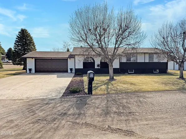 106 Country Club Ave, Plentywood, MT 59254