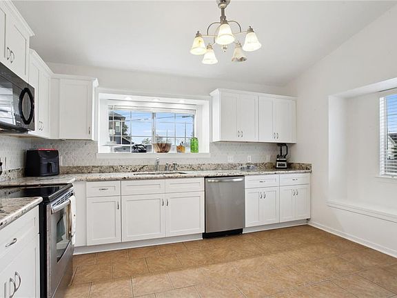 5th image of 221 Madewood Dr