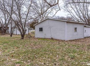 710 N Oswego St, Spring Bay, IL 61611