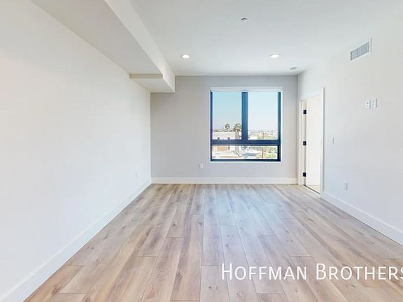5th image of 4805 Elmwood Ave #403