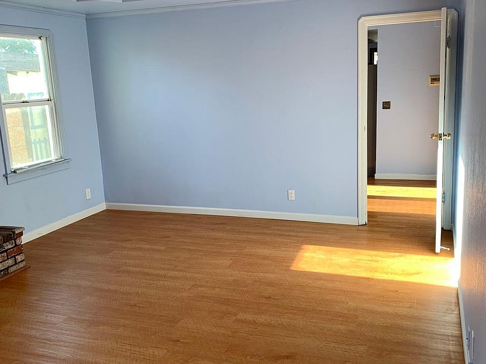 2nd image of 220 Texas St