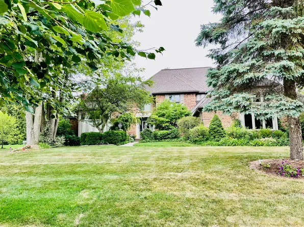 4913 Rivers Edge Dr, Troy, MI 48098