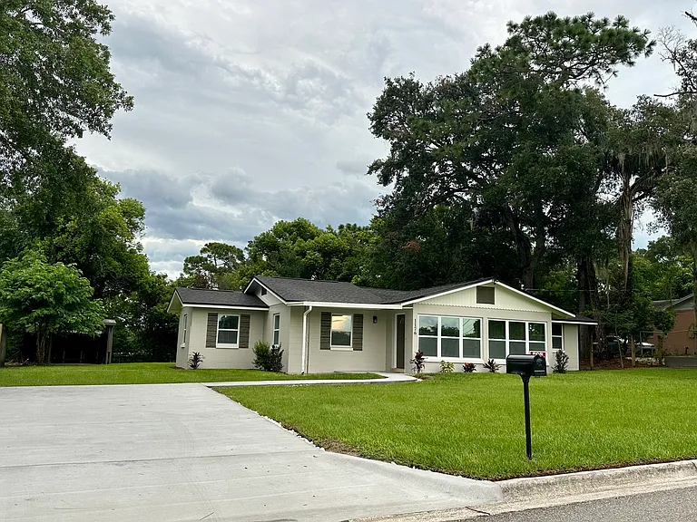 1176 Lake View Dr — Photo 2