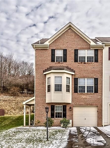 Beautiful Brick-Faced End-Unit - Striking curb appeal!!