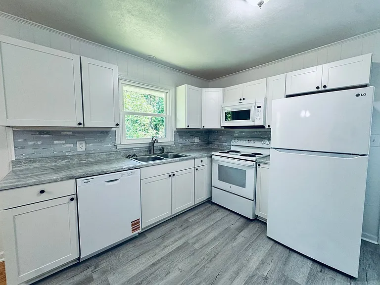 1027 Woodhaven Dr — Photo 4