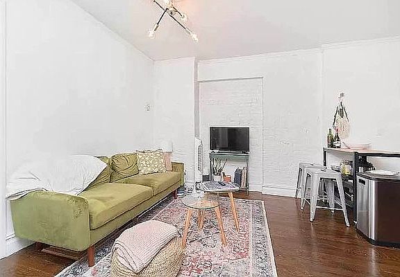 4th image of 174 E 2nd St APT 5R