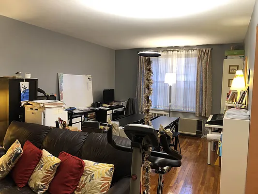 Sold by Winzone Realty Inc | media 9