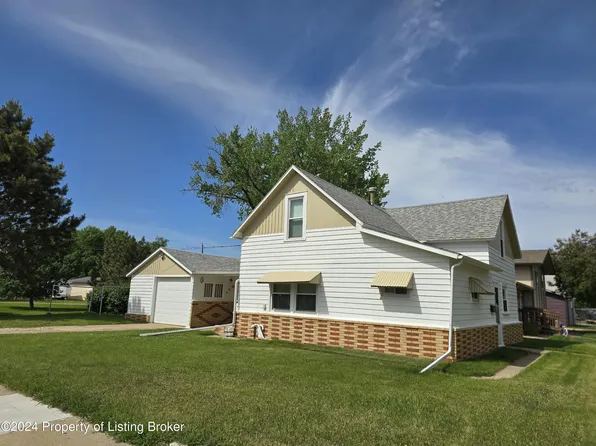405 1st St SW, Dickinson, ND 58601