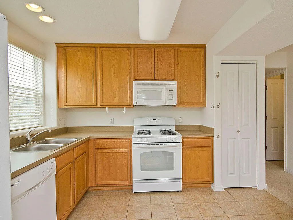 2 bed, 2.0 bath, 1082 sqft, $1,450 — Photo 3