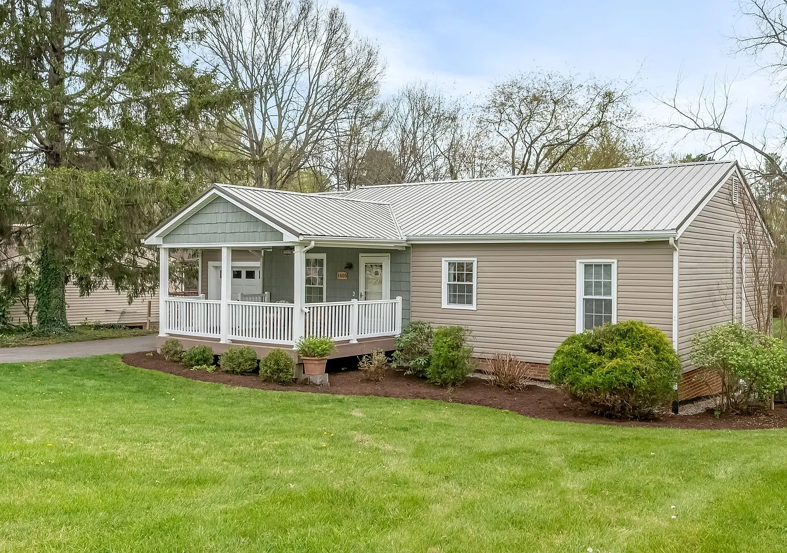 Spacious Ranch Close to Campus — Photo 3