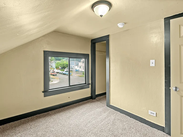 121 N D St — Photo 13