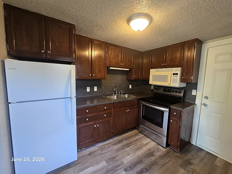 307 W Rollins Pl — Photo 3
