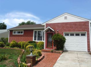 22 Elderberry Ln, Valley Stream, NY 11581