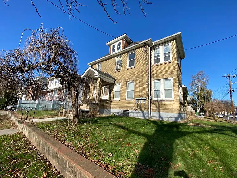 200 Maple Ave #2 — Photo 16
