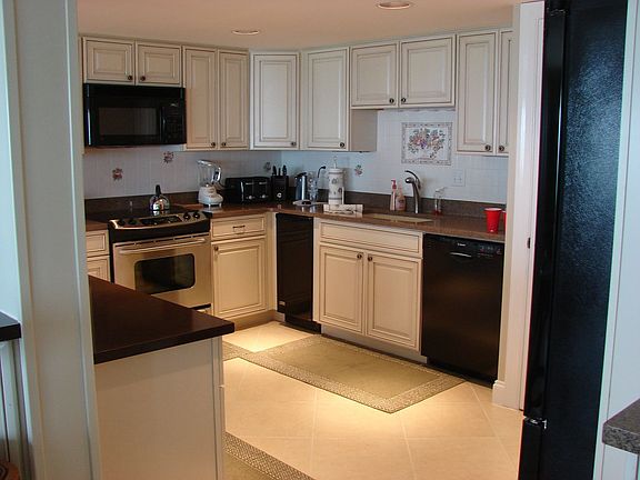 kitchen w/granite & new appliances