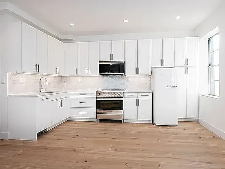 494 Henry St #3 — Photo 2