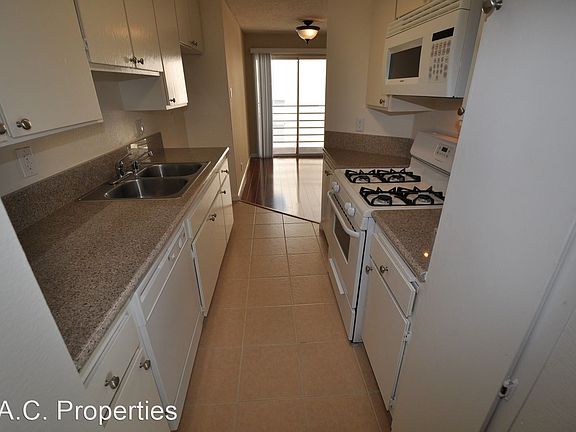 5th image of 11315 Moorpark St #17277829