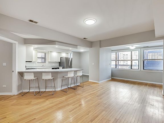 5th image of 926 W Margate Ter APT 2W