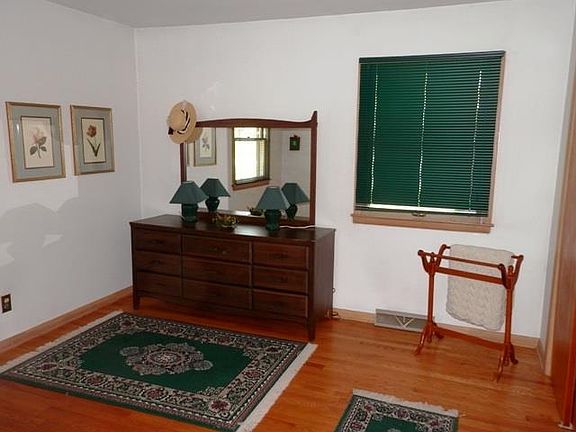 4th image of 413 Haskin Dr