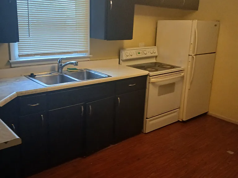 148 E Maple St — Photo 7