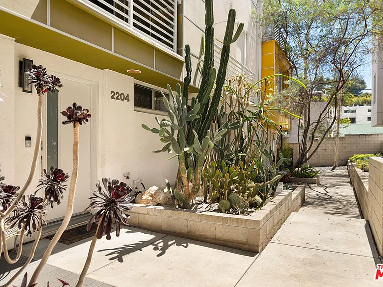 2204 Fox Ln — Photo 2