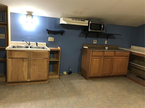 4th image of 325 W Main St
