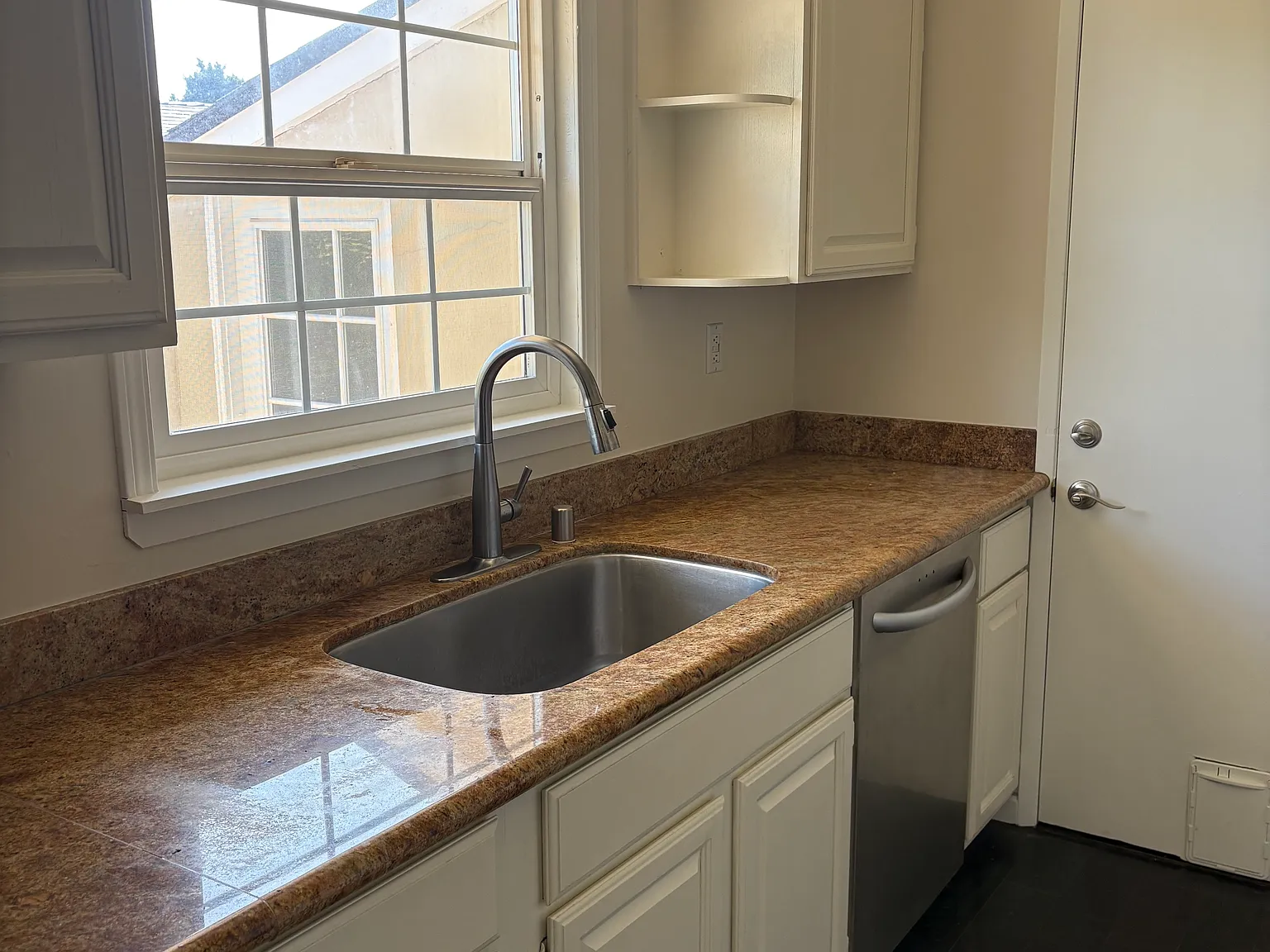 3 bed, 1078 sqft, $4,900 — Photo 4