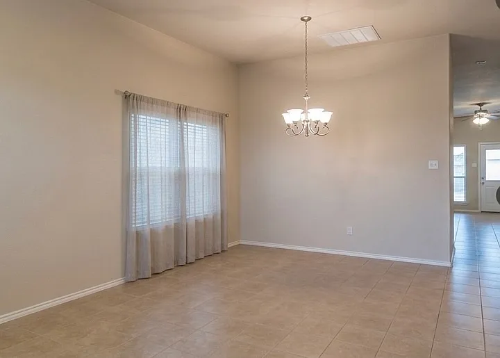 4 bed, 2850 sqft, $2,490 — Photo 3