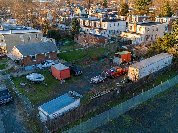 2nd image of 107 W Clarkson Ave