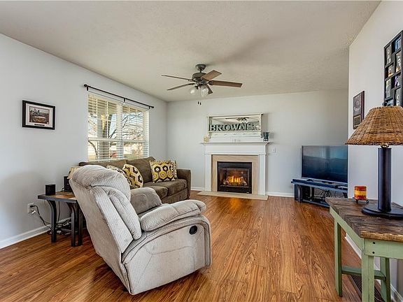 4th image of 329 Greenview Ct