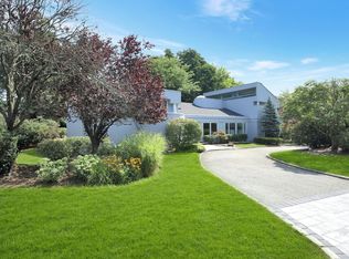 24 Flamingo Rd N, East Hills, NY 11576