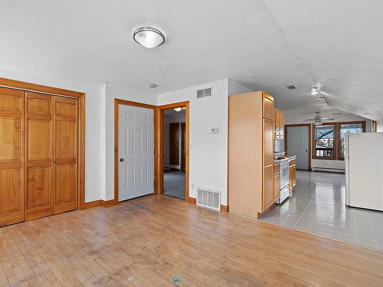 119 N Wisconsin St — Photo 3