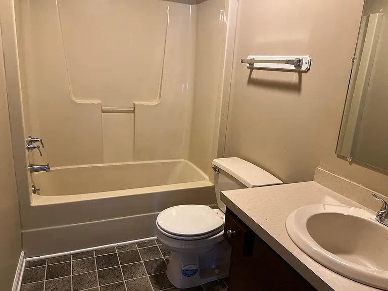 1719 Lynn Dr — Photo 5
