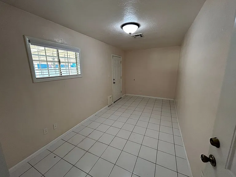 5015 N 13th Ave — Photo 13