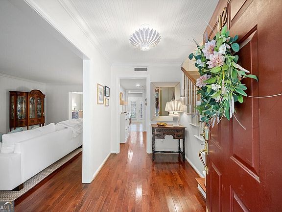 3rd image of 12 Queen Victoria Pl NE
