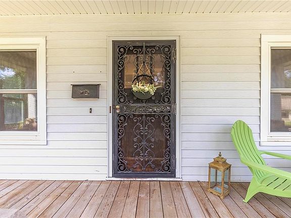 Don't you love the vintage screen door?