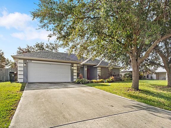 3rd image of 2049 SW Capeador Street