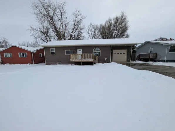 408 4th St NE, Watford City, ND 58854