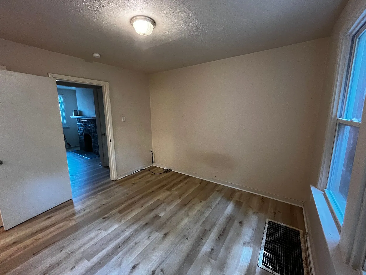 Beautiful One Bedroom in Swissvale!! — Photo 2