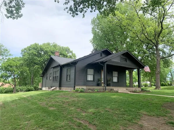 200 Bryan St, Gower, MO 64454